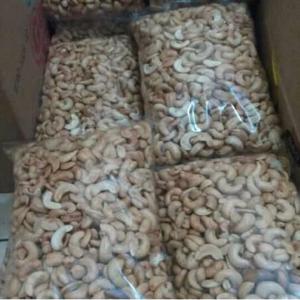  Noix De Cajou - fruits secs et graines grillées bonjour,  nous disposons de grandes quantités et tous calibres de noix de cajou décortiquées. nous vendons à des prix tres abordable la tonne.