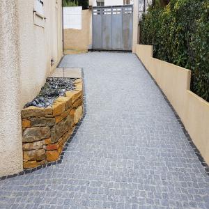  Fourniture Et Pose Pavé En Granit Du Portugal - pierre roche nos pavés de granit,  provenant directement de notre carrière située au portugal et transformés par nos soins,  sont parfaits pour la création de vos allées,  bordures,  terrasses et tours de piscine. nous taillons la pierre sur-mesure,  en fonction de son utilis
