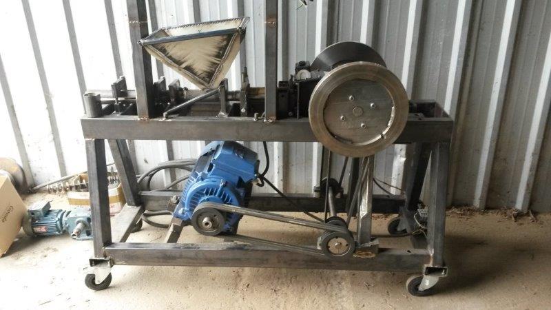  Machine Briquette Bois Dn 55 - matériels machines machine à briquette bois dn 55 sur roulettes,   avec moteur 2ec de 4 kw – 720 rpm (neuf) pour l’entrainement du piston de compression + motoréducteur sew de 0.55 kw  - 80 rpm pour l’alimentation trémie  + moteur alpha 1 de 2.2 kw – 2870 rpm. fabrication robuste avec pièces