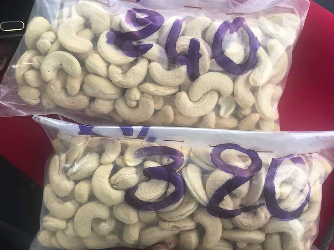  Noix De Cajou Décortiqué - fruits secs et graines grillées bonjour nous pouvons vous fournir les noix de cajou de l'afrique de l'ouest --nous avons les qualité---w240 et w320 --pour tous ceux qui sont intéressé par l'achat veuillez nous contacter.--je précise que les noix sont cru. --nb- svp pour les curieux veuillez ne pas nous 