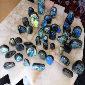  Vendeur Pierres Polies - pierre roche bonjour, --je suis un vendeur de pierres polies en gros ( quartz,  labradorite,  jaspe,  etc.) bois fossilisés,  sculptures,  ammonites basé à madagascar,  et je recherche des collaborateurs.