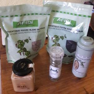 Poivre De Penja (igp) Cameroun - épices aromates nous sommes une copérative camerounaise produisant du poivre blanc/noir de penja (igp),  au cameroun.--merci de nous contactez pour vos commandes.----cordialement