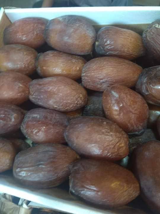  Les Dattes - fruits secs et graines grillées bonjour --nous avons une grande quantité des dattes du super qualité majhoul et meme fakouss du la région d'errachidia ( sud-est ) et j'aimerai bien avoir un fournisseur qui est vraiment sérieux  intéressé par ce fruit  et qui veux acheter,  --merci 