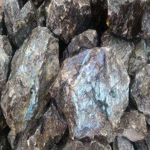  Labradorite - pierre roche bonjour mme/mr, --nous vendons des labradorite brute et taillé. la qualité est bonne fond noir avec reflet bleu et papillon. nous cherchons des clients ou de partenaire pour nos produits. si vous etes intéressé,  contactez-nous. et vous donnerons plus d'information. nous fa