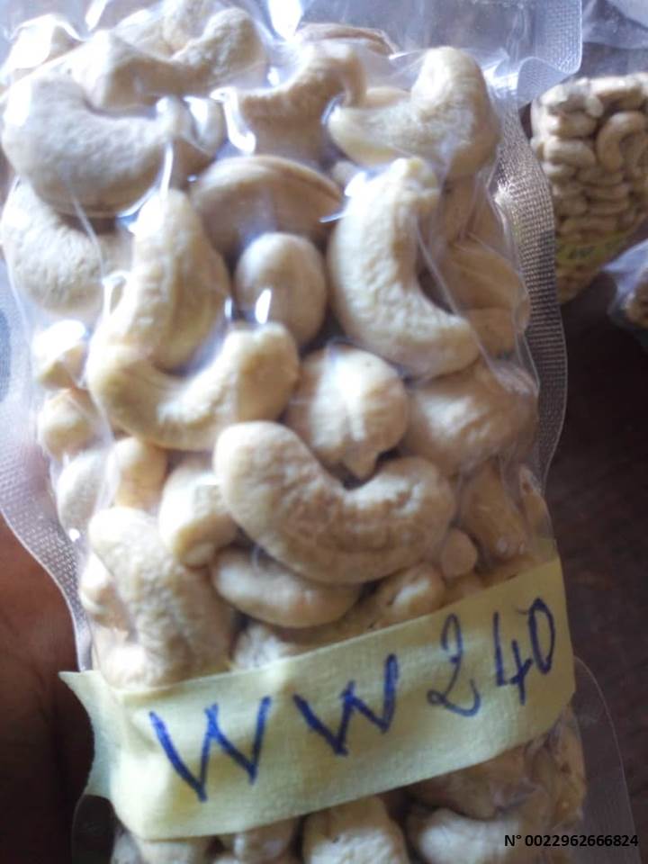  Cajou Décortiqué Ww320 Ww240 - fruits secs et graines grillées nous traitons la noix de cajou décortiquée,  toutes sortes de grades et en particulier ww320 et ww240 dans notre usine basée au ghana. nous voulons des clients sérieux pret à collaborer et à se déplacer à l'usine pour toucher du droit les produi