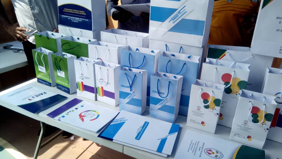  Confection De Sacs Shopping Papier - conditionnement nous sommes une structure sp&eacute;cialis&eacute;e dans la confection des sacs shopping &agrave; papier,  des chemises(classeurs) &agrave; votre effigies. --veuillez nous faire appel pour toutes vos commandes 