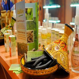  Argan Cosmetique - huiles l’huile d’argane alimentaire certifiée bio issafarne est exceptionnellement riche en vitamine e anti-oxydante et en acide gras insaturés. a l’évidence,  l’huile d’argan possède des vertus naturelles confirmées d’ailleurs par plusieurs études scientifiques men