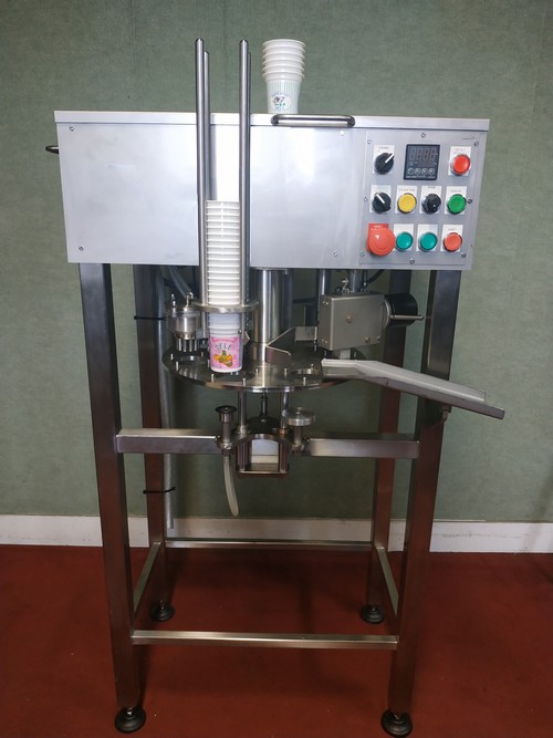  Doseuse, Conditionneuse Yaourt - conditionnement cette machine mécanique,  mono-format,  est conçue pour le conditionnement de produit liquide ou pâteux (yaourt nature,  yaourt aromatisé,  brassé aux fruits,  crème fraîche,  crème dessert,  riz au lait,  fromage blanc,  jus de fruits,  soupes,  sauces,  et
