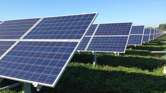  Photovoltaïque, Centrales/panneaux/câbles - energie renouvelable groupe ukrainien qui se spécialise dans la fabrication de solutions intégrées d'exploitation d'énergie solaire. --cela va de petites installations photovoltaïques de quelques kilowatts pour un usage domestique jusqu’à des centrales de plusieurs mégawatts pou