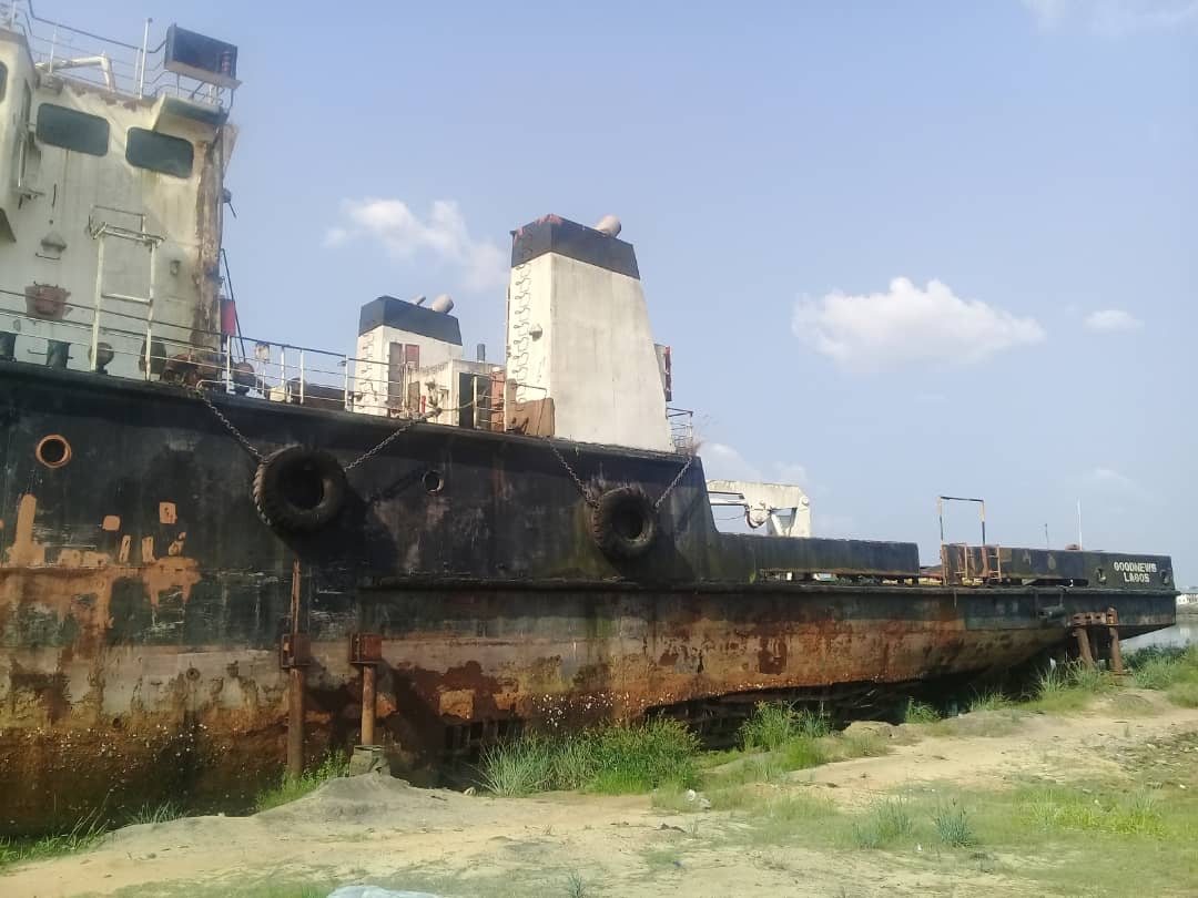  Vente D'un Bateau Et Des Vieux Engins Mécanique - métaux dans le cadre de l'assernissement d'un port et de l'environnement, il est mise en vente un vieux bateau et des engins de btp(perles mécanique, libeuneuse, remorqueur etc...)le bateau est long de 63mètres plus avec une largeur de 24mètresplus et pèse plus de 1600tonnes.les ph