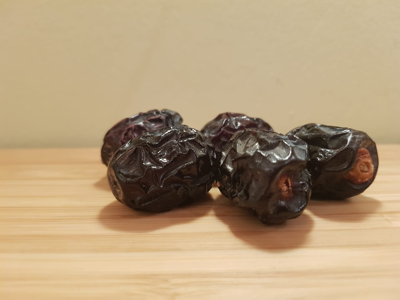  Dattes Ajwa De Médine - produits sucrés dattes ajwa en provenance d'arabie saoudite,  ville de médine.----catégorie 1 extra.----20 kilos - 288, 95 €----pour plus demande en mp pour devis.----quantité minimum commande - à partir de 20 kilos.--envoi par freight aérien.