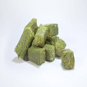  Luzerne Déshydratée - aliments pour animaux composé à 99% de luzerne déshydratée ,  non hachée et en fibres longues et compactée en cube de 3x3cm