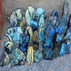  Pierre Taillé - pierre roche nous sommes lapidaire,  nous travaillons sur plusieurs pierres industrielle selon la commande.mais nous travaillons surtout sur la labradorite ( forme libre,  galet.....). nos produits sont de bonne qualité à prix abordable--si vous voulez en savoir plus contactez nous.--