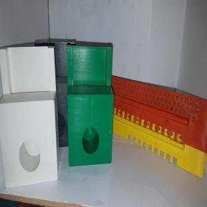  Accessoire Ruche D'abeilles - matériels machines nous fabriquons des accessoires de ruches d'abeille- mangeoire,  porte d'entr&eacute;e anti frelon,  bobine pour fil.........--de toutes les couleurs selon demande du client &agrave; des prix d&eacute;fiant toutes concurrence.