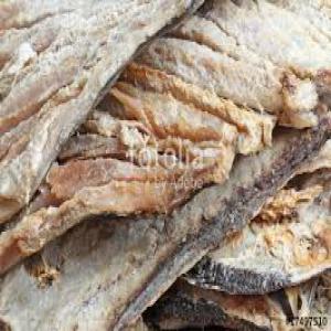  Poisson Séché - poissons notre but c'est de trouver de client pour une longue duré pour notre produit enfin que nous puissions scolarisé et construire des écoles pour les enfants défavorisé dans notre village.