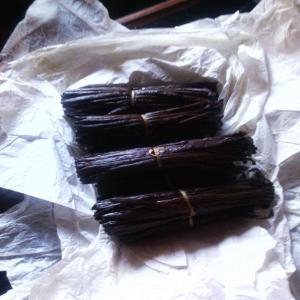  Vanille De Madagascar - épices aromates je vends de vanille de madagascar en gros et en détail,  je suis à la recherche d'un client en france,  belgique et suisse si intéressé. la longueur du vanille étant de 16 à 20cm.