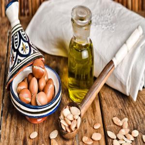  Huile D'argan Bio - huiles huile d'argan est une huile végétale tirée de l’arganier,  arbre endémique du maroc et du sud-ouest algérien . riche en vitamine e .utilisée dans la cuisine et aussi dans les produits cosmétiques.