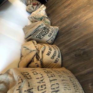  Café Grain Torréfaction Artisanale (ou Moulu) - café cacao thé vente caf&eacute; grain torr&eacute;faction artisanale (plusieurs vari&eacute;t&eacute;s et &eacute;galement du bio)--commande minimum 10kg,  prix a partir de 7  ht le kilo  --conditionnement 250g,  500g,  1kg--contact par mail,  telephone ou whatsapp