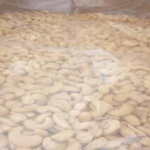  Cajou W320 W240 Cashew Nuts And Kernel - fruits secs et graines grillées nous commercialisons des amandes de cajou décortiquées pour tous vos besoins.----origine cote d'ivoire--w240 w320--emballage sous vide de 23kg--ou en vrac sans classification pour usage local.----prix 3500 fcfa ----possibilité de contrat mensuel. ----cashew nuts avalaible. ww240
