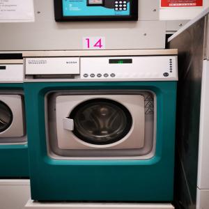  Machines Laver Pro Vendre Electrolux - matériels machines bonjour, ----on met en vente 5  machines à laver professionnel,  et un sèche.--prix - 900 euros ----année de fabrication - octobre 2003--origine - suède --lieu - brest, france ----cordialement.