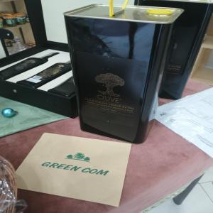 Extra Virgin Olive Oil - huiles nous cherchons des clients potentielle pour notre huile d'olive vierge extra acidité inférieur a 0, 2 conditionner en metal can de 5 litres et en 1 litre  