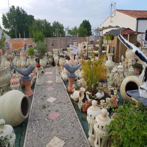  Lot De Poterie - autres vend un lot de poterie,  plus de 2000 pièces,  cause travaux.--valeur 35000 euros,  prix de vente- 15000 euros.--différents modèles,  amphores,  jarres,  pots..
