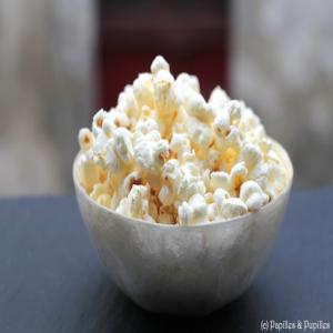 Pop-corn Au Lait - céréales le mot pop-corn vient de l’anglais pop,  qui signifie « éclater »,  et corn,  qui signifie « maïs ». il désigne en effet des grains de maïs chauffés pour etre transformés en gourmandises sucrées ou salées. on les déguste devant un film mais aussi à