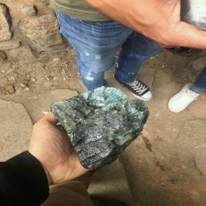  Labradorite - pierre roche vente / labradorite--couleur - reflet noir ,  bleu ,  vert--poids - 15 tonnes ( de 1kg à 80kg )--lieu - antananarivo / madagascar--prix - 1, 3 euro / kilos--
