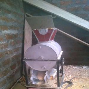 Egraineuse De Mais - matériels machines égraine et sépare les graines des épis de mais de façon automatique.  --capacité- 1t/h ;  energie- moteur à pétrole ou moteur électrique