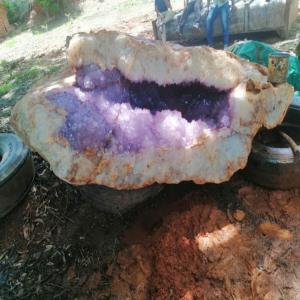 Bloc De Collection - pierre roche bonjour, nous disposons un bloc de collection d'améthyste géode de 9tonnes visible a madagascar, nous pouvons livrer a n'importe quel pays on payera le frais de livraison.on dispose aussi beaucoup de sorte des pierres semi précieuse ou industriel comme améthyste, crystale, la