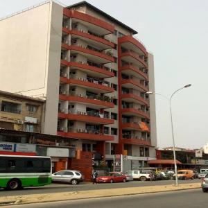  Immeuble En Vente Marcory Résidentiel En Bordu - Investissement capitaux  sur une superficie de 1.200 mètres carré avec acd----- 32 appartements de 4 pièces --- 9 étages--- salle de conférence--- salle de sport--- 4 magasins--- sous sol de 42 véhicules----## rapport mensuel - 52 millions /mois ----prix - 6.500.000.000 frcfa