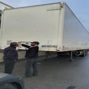  Semi Remorque Fourgon -kaiser - transport transit logistique a vendre semi- remorque fourgon , parois rigides  -marque kaiser -d'occasion  en très bon état x 6 roues /3essieux .--dim.14 m x 3.50 m x 2.55m --ptac ;34  t--surface ;35 mc--poids pv ; 7 800 kg--charge; 28 t.--le produit est visible au port de lomé /togo 