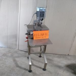  Ouvre Boites Regina El - matériels machines ouvre - boite electrique.--avec support en acier et plateau reglable selon l'hauteur des boites. --pour boites diametre max. 300mm et boites diametre 210 x 500 mm de h avec gants de travail.--avec reducteur special pour l'ouverture des boites irregulieres--motor v 380/50----très utile pour le