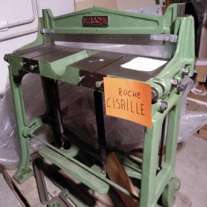  Cisaille Roche - matériels machines cisaille roche machine d'occasion de labo. avec pedale et r&eacute;gulateur millim&eacute;trique pour le coupe. lame 780 mm et plan de travail 800 x 300 mm avec 2 prolonges de 420 mm . pour fer blanc carton etc dimensions 900x330x1100 mm. hauteur table travail 850 mm . poids 330 kg