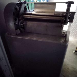  Rouleuse Corps Boites - matériels machines r o u l e u s e    pour fer blanc - machine d'occasion,  saisie manuelle b/s - rouleau mm 280. avec bp manuel/automatique - moteur 380/50 v  - dimensions - 650x800x1150. poids kg 70.