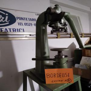  Bordeuse Luciani - matériels machines b o r d e u s e  luciani  machine d'occasione pour fermer les bo&icirc;tes avec des colliers de serrage; rotation avant/arriere de 2 molettes x 180 &deg;. outillage pour le diam&egrave;tre 99 mm . dimensions 600 x 450 x 1100. poids  kg 70.