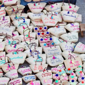  Sacs Marocain En Gros Personnalisé Exportation - conditionnement sacs en gros personnalisés; fabriqués au maroc et destinés à l'exportation dans le monde. la porté à main est fabriquée du peau de chèvre. le prix varie selon la quantité demandée. 