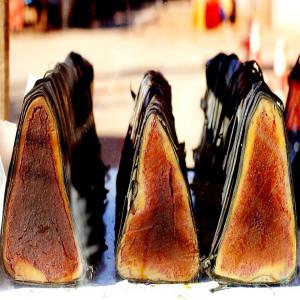  Koba Cake Malagasy - patisserie le koba est une préparation malagasy faite avec de l'arachide hachée grossièrement,  du kobam-bary (riz blanc pillé) et du sucre. des cacahuètes pillées et cuit au bain - marie dans des feuilles de bananier. c'est comme un cake  très bon mais sucr&eacu