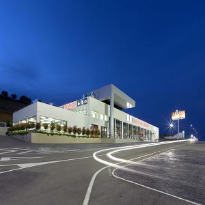  Projet Relais Touristique Sur Autoroute Algerie - Investissement capitaux cherche partenaire financier ,  pour projet de relais sur autoroute nationale n°1 axe routier très important  reliant alger à tamanrasset avec construction d hôtel ,  et infrastructures  le projet est  limitrophe  a la nouvelle ville futuriste de boughezoul  nous possédo