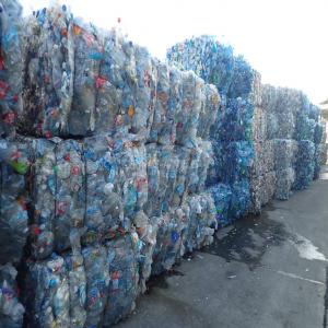  Déchets Plastiques Recyclable Et Non Recyclable - autres nous cherchons des clients partout dans le monde qui peuvent nous acheter des déchets plastiques recyclable et non recyclable a savoir les bouteilles d eau,  de jus,  des chaises et des des cuvettes en plastique ) tous déjà usagers,  et surtout le pet et le film étirable.--p