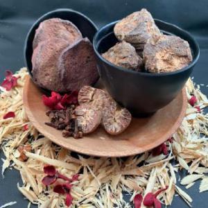  Gambier Gambier Poudre - épices aromates type de produit - gambier--lieu d'origine- ouest de sumatra,  indonésie--humidité - 16%--teneur en cendres - 4 %--teneur en cathéchine - 70 %--teneur en insoluble dans l'eau - 4 %--teneur en alcool insoluble - 14%--********--type de produit - poudre de gambir--lieu d'origine- sum