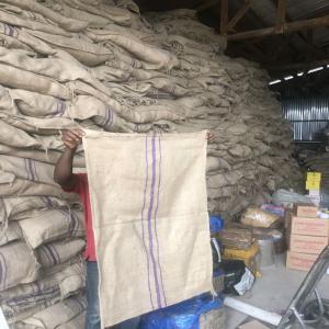  Jute (sac) - conditionnement nous avons en stock des sacs de jute neufs à vendre ---taille(25kg, 50kg, 80kg, 90kg et 100kg) --ourlée à la bouche au-dessus de la tete sèche cousue 3 rayures bleues au milieu ---emballage 300sacs/bale--70 bales par conteneur de 20 pieds--120 bales par conteneur de 40 pieds