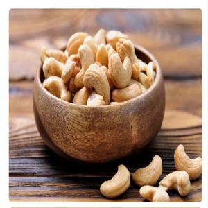  Noix D'acajou - fruits secs et graines grillées la noix d'acajou est toujours vendue d&eacute;cortiqu&eacute;e,  &agrave; cause de l huile corrosive contenue entre ses deux coquilles. elle est habituellement r&ocirc;tie dans l huile,  puis additionn&eacute;e ou non de sel. c est l un des fruits &agrave; &eacute;cale et ol&eacute;agineux (qu on appe