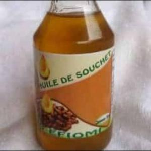  Homme Des Huiles Essentielles - huiles nous sommes producteur de 4 huiles essentielles comme l'huile de noix de coco,  l'huile d'arachide,  l'huile de sésame et notre innovation actuelle est l'huile de souchet qui est très bonne pour la peau et les cheveux.