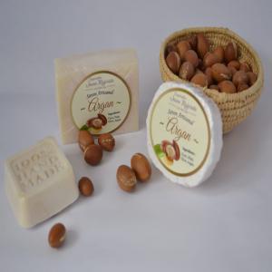  Savonnerie Artisanale Végétale - hygiene entretien je suis artisan savonni&egrave;re je fabrique du savon surgras naturel au lait de ch&egrave;vre au lait d amande au riz au ghassoul au soufre au charbon champoing solide pour les chiens et chevaux et les humains. apr&egrave;s champoing solide d&eacute;odorant solide exfoliant au grains 