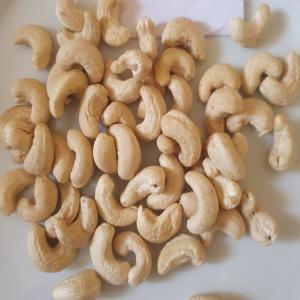  Noix De Cajou - fruits secs et graines grillées cajou disponible à dakar au sénégal à partir de la tonne w320,  w210,  w450,  ssw,  dw,  fs,  fb,  lwp...besoin de client sérieux peu importe la quantité souhaitée ( 80 tonnes disponible)