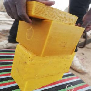  Cire D'abeilles - matières grasses recherche client pour prochaine récolte de cire d'abeille. considéré comme un déchet par les apiculteurs locaux notre entreprise c'est donne pour mission de collecter de nettoyer et de commercialiser la cire d'abeilles de notre région.