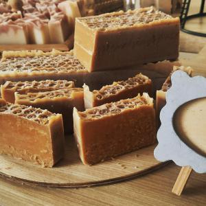  Savon Surgras - huiles nous fabriquand du savon solide surgras aux huiles végétale,  -- ecologique pour soin quotidiens - --shampoing solide --apres champoing solide--chantilly de karite et beurre de mange--exfoliants solide--savon à barbe et à raser--champoing pour chiens et pour chevaux anti-p