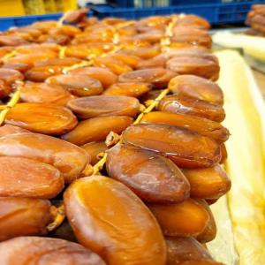  Dattes Bio Deglet Nour D'algerie - fruits et légumes la deglet nour est parfois surnomm&eacute;e « reine des dattes » ou « soleil en miniature » le fruit &eacute;tant translucide quand il est m&ucirc;r. deglet signifie « doigt » ou « datte » ; et nour « lumi&egrave;re » nos dattes sont noore sont r&eacute;colt&eacute; stock&eacute; et transport&