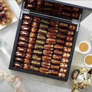  Dattes Fourrées - patisserie avec soin et d'amour noore à le plaisir de partagé avec vous le bonheur gustative de nos dattes fourrés avec une large gamme de gout et saveur pour féter et célébré vos meilleurs moments ou pour un simple désire  satisfaire ,  en attendant vos c